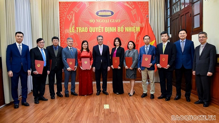 Thứ trưởng Đặng Minh Khôi chúc mừng các cán bộ Thứ trưởng Đặng Minh Khôi chúc mừng các cán bộ