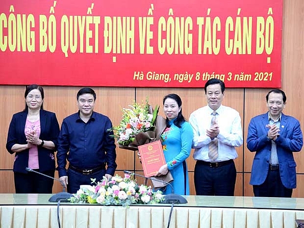 Thường trực UBND tỉnh Hà Giang chúc mừng bà Hoàng Thị Hằng (Ảnh: Báo Tuyên Quang) Thường trực UBND tỉnh Hà Giang chúc mừng bà Hoàng Thị Hằng (Ảnh: Báo Tuyên Quang)