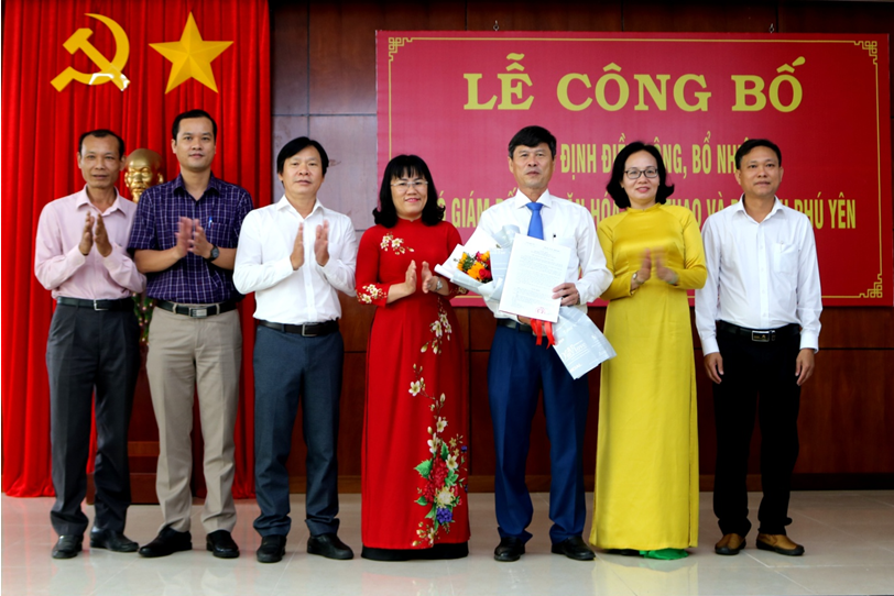 Ông Bùi Văn Thành nhận quyết định bổ nhiệm (Ảnh: Cổng TTĐT tỉnh Phú Yên) Ông Bùi Văn Thành nhận quyết định bổ nhiệm (Ảnh: Cổng TTĐT tỉnh Phú Yên)