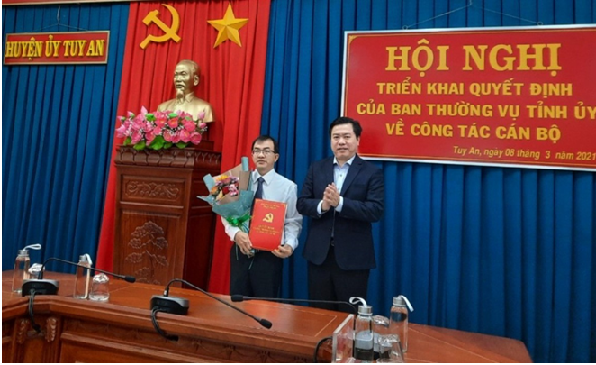 Ông Trần Hữu Thế - Phó Bí thư Tỉnh ủy, Chủ tịch UBND tỉnh trao quyết định cho ông Huỳnh Văn Khoa (Ảnh: Cổng TTĐT tỉnh Phú Yên) Ông Trần Hữu Thế - Phó Bí thư Tỉnh ủy, Chủ tịch UBND tỉnh trao quyết định cho ông Huỳnh Văn Khoa (Ảnh: Cổng TTĐT tỉnh Phú Yên)