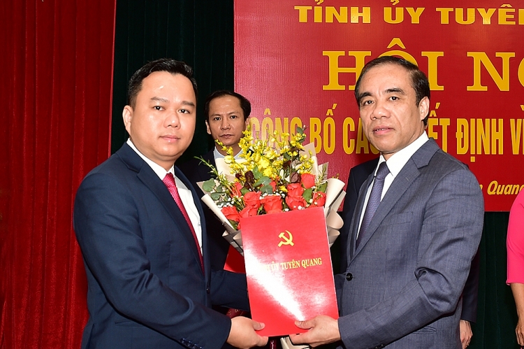 Ông Đỗ Hùng Đức nhận quyết định (Ảnh: Báo Tuyên Quang) Ông Đỗ Hùng Đức nhận quyết định (Ảnh: Báo Tuyên Quang)