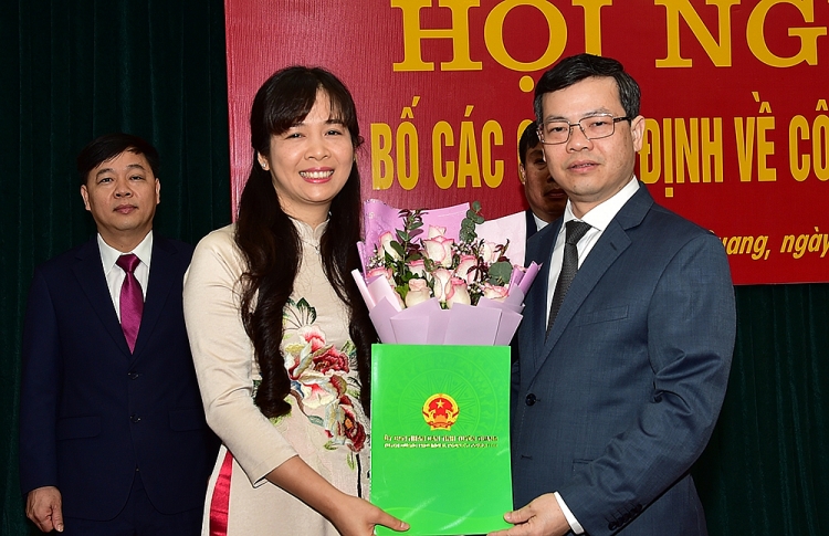 Chủ tịch UBND tỉnh Nguyễn Văn Sơn trao quyết định cho bà Hoàng Thị Thu Hiền. Chủ tịch UBND tỉnh Nguyễn Văn Sơn trao quyết định cho bà Hoàng Thị Thu Hiền.