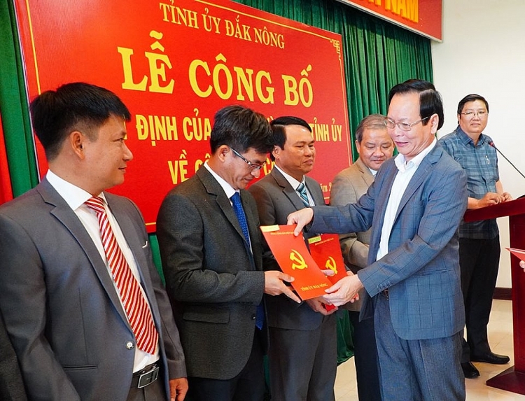 Ông Ngô Thanh Danh, Bí thư Tỉnh ủy, Trưởng Đoàn đại biểu Quốc hội tỉnh trao quyết định cho các cán bộ (Ảnh: Báo Đắk Nông) Ông Ngô Thanh Danh, Bí thư Tỉnh ủy, Trưởng Đoàn đại biểu Quốc hội tỉnh trao quyết định cho các cán bộ (Ảnh: Báo Đắk Nông)