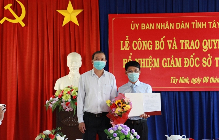 Ông Dương Văn Thắng - Phó Chủ tịch UBND tỉnh trao quyết định bổ nhiệm cho ông Phạm Văn Đặng (Ảnh: Báo Tây Ninh) Ông Dương Văn Thắng - Phó Chủ tịch UBND tỉnh trao quyết định bổ nhiệm cho ông Phạm Văn Đặng (Ảnh: Báo Tây Ninh)
