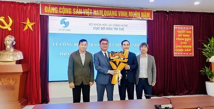 Lãnh đạo Cục Sở hữu trí tuệ chúc mừng ông Nguyễn Văn Bảy (Ảnh: Cổng TTĐT Bộ KH-CN) Lãnh đạo Cục Sở hữu trí tuệ chúc mừng ông Nguyễn Văn Bảy (Ảnh: Cổng TTĐT Bộ KH-CN)