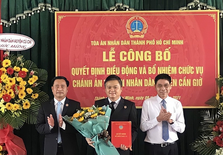 Ông Phù Quốc Tuấn nhận quyết định bổ nhiệm (Ảnh: PLO) Ông Phù Quốc Tuấn nhận quyết định bổ nhiệm (Ảnh: PLO)