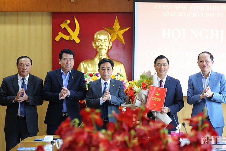 Phó Bí thư Thường trực Tỉnh ủy Trần Thế Dũng trao quyết định cho ông Trần Việt Hà Phó Bí thư Thường trực Tỉnh ủy Trần Thế Dũng trao quyết định cho ông Trần Việt Hà