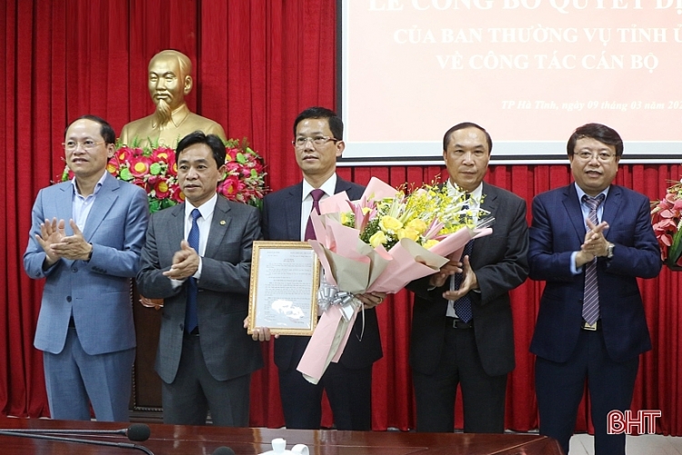 Tân Phó Bí thư Thành ủy Hà Tĩnh Nguyễn Trọng Hiếu nhận quyết định Tân Phó Bí thư Thành ủy Hà Tĩnh Nguyễn Trọng Hiếu nhận quyết định
