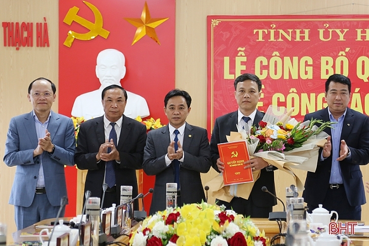 Ông Nguyễn Văn Khoa (cầm hoa) giữ chức Phó Bí thư Huyện ủy Thạch Hà Ông Nguyễn Văn Khoa (cầm hoa) giữ chức Phó Bí thư Huyện ủy Thạch Hà