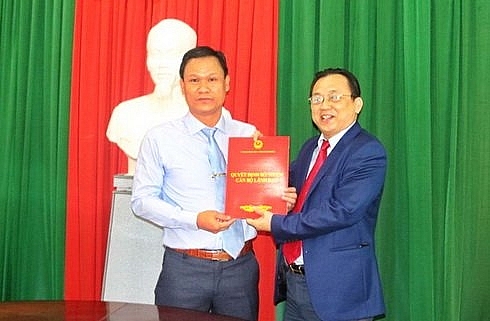 Ông Lê Hữu Hoàng (bên phải) trao quyết định bổ nhiệm cho ông Lê Phước Đức (Ảnh: Báo Khánh Hòa) Ông Lê Hữu Hoàng (bên phải) trao quyết định bổ nhiệm cho ông Lê Phước Đức (Ảnh: Báo Khánh Hòa)