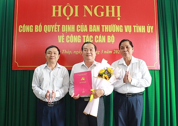 Ông Võ Hoàng Cương (giữa) nhận quyết định (Ảnh: Báo Đồng Tháp) Ông Võ Hoàng Cương (giữa) nhận quyết định (Ảnh: Báo Đồng Tháp)