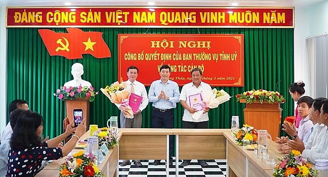 Chủ tịch UBND tỉnh Đồng Tháp Phạm Thiện Nghĩa (giữa) trao quyết định cho các cán bộ (Ảnh: Báo Đồng Tháp) Chủ tịch UBND tỉnh Đồng Tháp Phạm Thiện Nghĩa (giữa) trao quyết định cho các cán bộ (Ảnh: Báo Đồng Tháp)