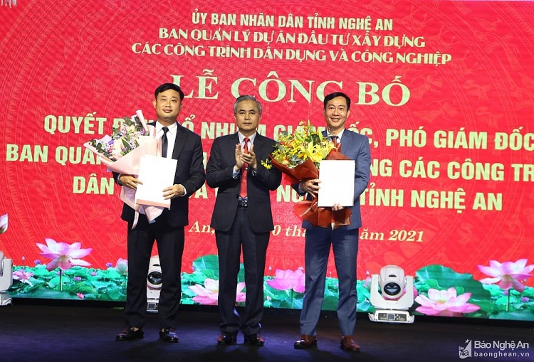 Phó Chủ tịch tỉnh Lê Ngọc Hoa trao quyết định cho 2 cán bộ