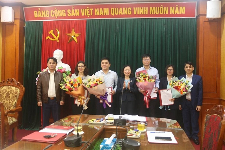 Lãnh đạo Văn phòng trao quyết định, chúc mừng các cán bộ được bổ nhiệm Lãnh đạo Văn phòng trao quyết định, chúc mừng các cán bộ được bổ nhiệm