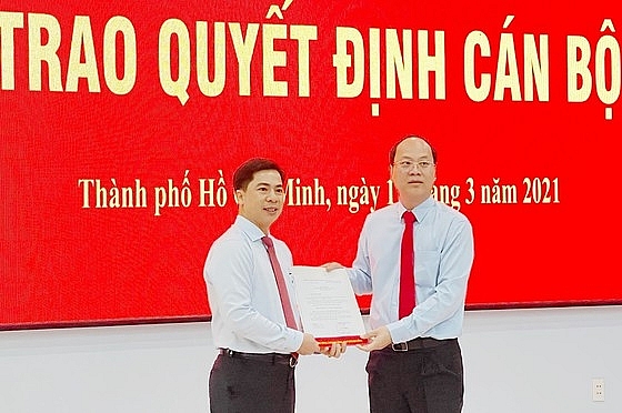 Ông Nguyễn Hồ Hải trao quyết định cho ông Triệu Đỗ Hồng Phước (Ảnh: SGGP)