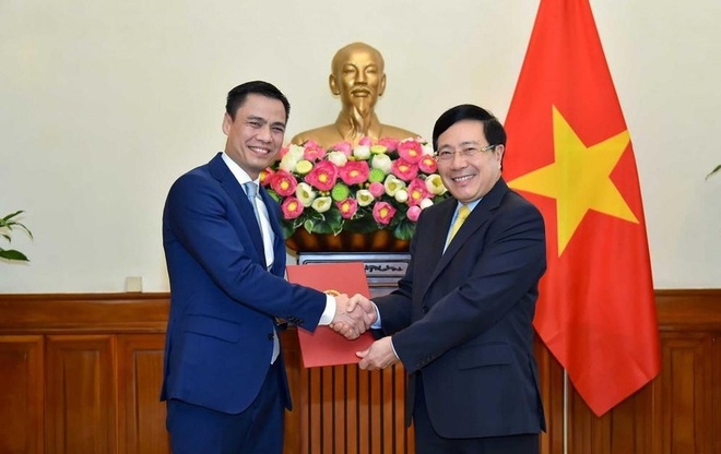 Phó Thủ tướng, Bộ trưởng Ngoại giao Phạm Bình Minh trao quyết định bổ nhiệmcho ông Đặng Hoàng Giang (Ảnh: VGP) Phó Thủ tướng, Bộ trưởng Ngoại giao Phạm Bình Minh trao quyết định bổ nhiệmcho ông Đặng Hoàng Giang (Ảnh: VGP)