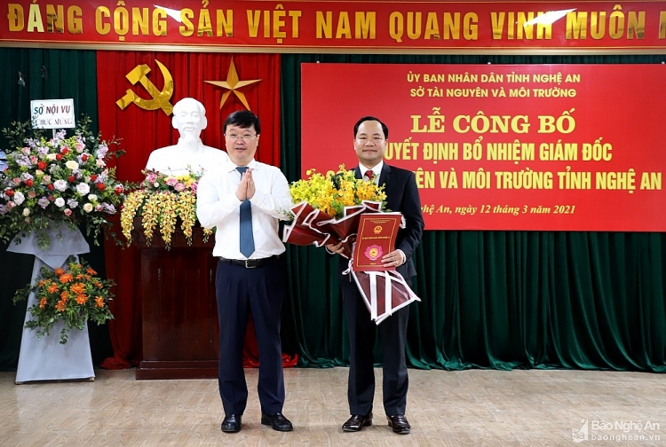 Ông Hoàng Quốc Việt (phải) nhận quyết định bổ nhiệm Ông Hoàng Quốc Việt (phải) nhận quyết định bổ nhiệm