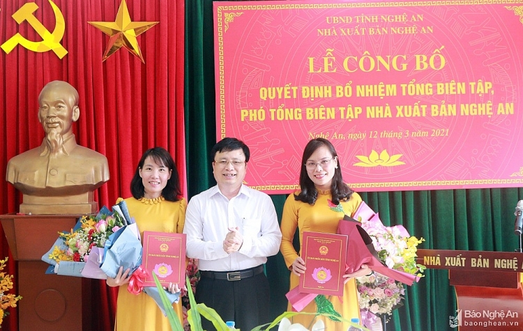 Phó Chủ tịch UBND tỉnh Bùi Đình Long trao quyết định cho 2 cán bộ Phó Chủ tịch UBND tỉnh Bùi Đình Long trao quyết định cho 2 cán bộ