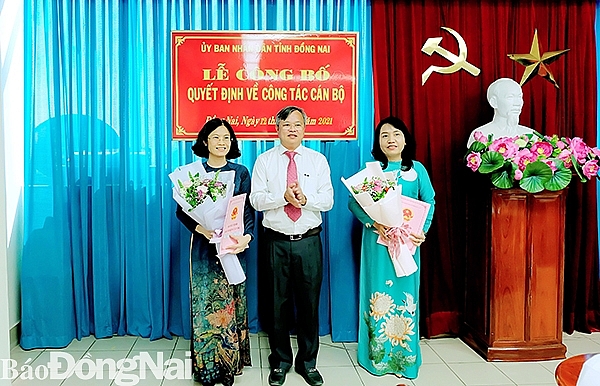 Chủ tịch UBND tỉnh Cao Tiến Dũng trao quyết định cho các cán bộ (Ảnh: Báo Đồng Nai) Chủ tịch UBND tỉnh Cao Tiến Dũng trao quyết định cho các cán bộ (Ảnh: Báo Đồng Nai)