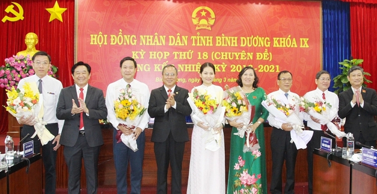 Lãnh đạo tỉnh Bình Dương tặng hoa chúc mừng các Ủy viên UBND tỉnh (Ảnh: Báo Bình Dương) Lãnh đạo tỉnh Bình Dương tặng hoa chúc mừng các Ủy viên UBND tỉnh (Ảnh: Báo Bình Dương)