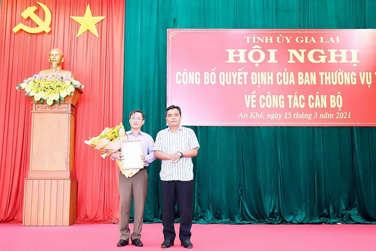 Bí thư Tỉnh ủy Gia Lai Hồ Văn Niên trao quyết định cho ông Nguyễn Xuân Phước (Ảnh: Báo Gia Lai) Bí thư Tỉnh ủy Gia Lai Hồ Văn Niên trao quyết định cho ông Nguyễn Xuân Phước (Ảnh: Báo Gia Lai)