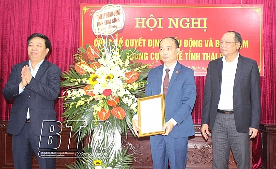 Ông Đỗ Hồng Nam (giữa) nhận quyết định bổ nhiệm Ông Đỗ Hồng Nam (giữa) nhận quyết định bổ nhiệm