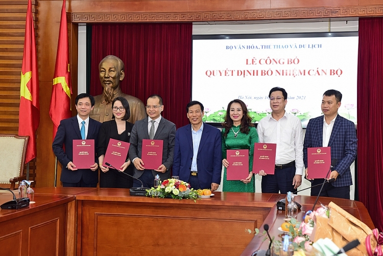Bộ trưởng Nguyễn Ngọc Thiện chúc mừng các nhân sự mới (Ảnh: Vnews) Bộ trưởng Nguyễn Ngọc Thiện chúc mừng các nhân sự mới (Ảnh: Vnews)