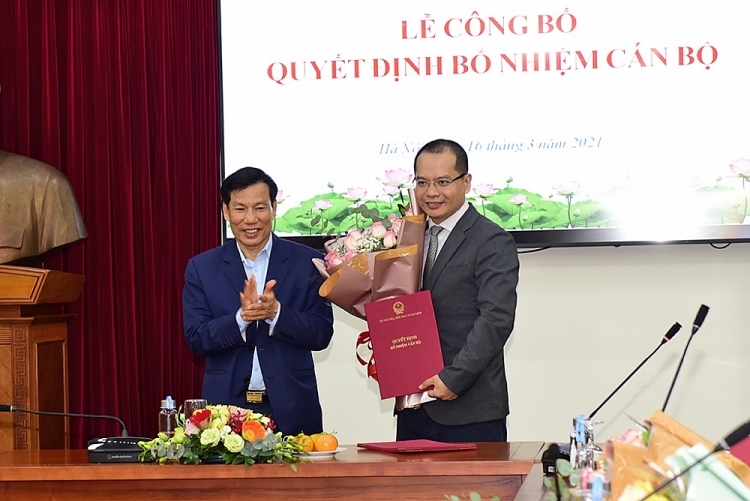 Bộ trưởng Nguyễn Ngọc Thiện trao quyết định cho ông Lê Tuấn Anh (Ảnh: Vnews) Bộ trưởng Nguyễn Ngọc Thiện trao quyết định cho ông Lê Tuấn Anh (Ảnh: Vnews)