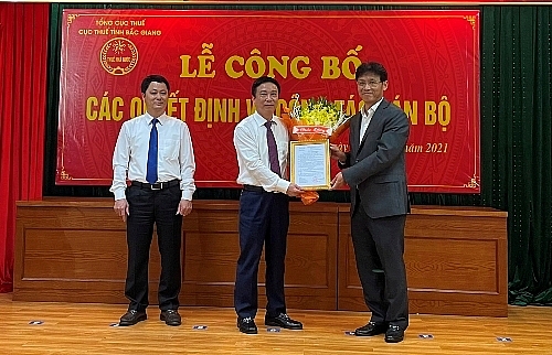 Ông Đỗ Mạnh Hùng (giữa) và ông Đỗ Văn Sỹ (trái) nhận quyết định (Ảnh: CTV/Thời báo Tài chính)