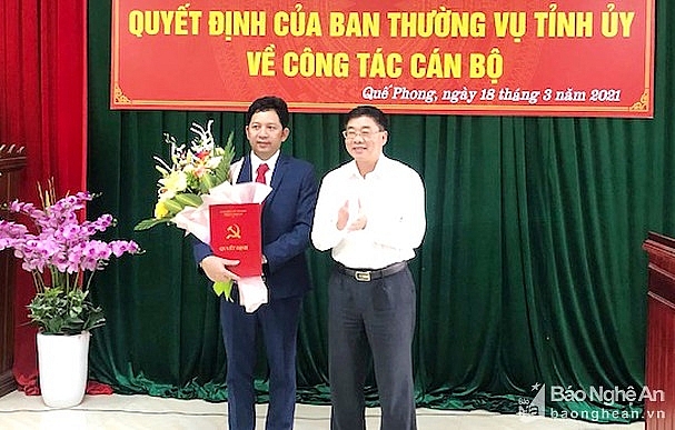 Ông Nguyễn Văn Thông - Phó Bí thư Thường trực Tỉnh ủy trao quyết định cho ông Dương Hoàng Vũ