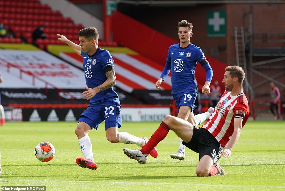 Chelsea (xanh) là đối thủ quá sức đối với Sheffield Utd lúc này