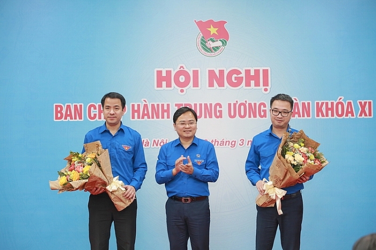 Bí thư thứ nhất Trung ương Đoàn Nguyễn Anh Tuấn chúc mừng tân Bí thư Trung ương Đoàn Nguyễn Tường Lâm (phải) và Ngô Văn Cương. Ảnh: doanthanh nien.vn