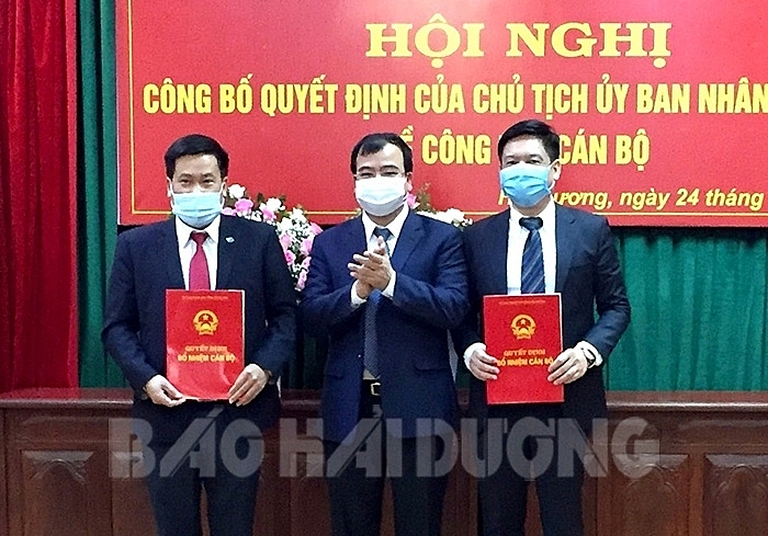 Phó Chủ tịch UBND tỉnh Nguyễn Minh Hùng trao quyết định cho các nhân sự mới Phó Chủ tịch UBND tỉnh Nguyễn Minh Hùng trao quyết định cho các nhân sự mới