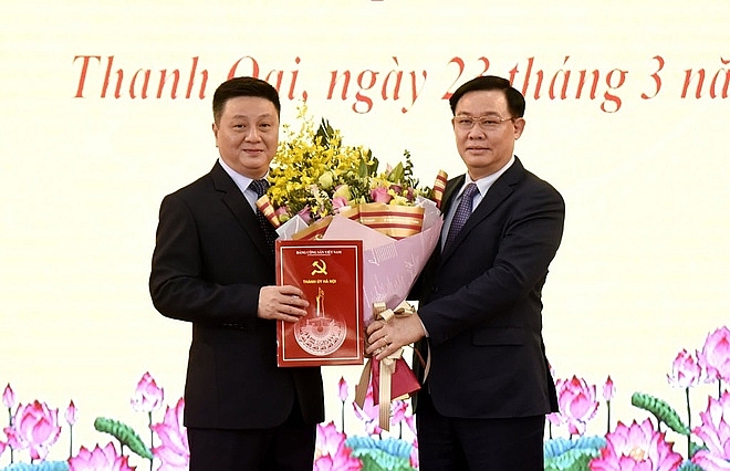 Ông Bùi Hoàng Phan (trái) được phân công giữ chức vụ Bí thư Huyện ủy Thanh Oai (Ảnh: Hà Nội mới) Ông Bùi Hoàng Phan (trái) được phân công giữ chức vụ Bí thư Huyện ủy Thanh Oai (Ảnh: Hà Nội mới)
