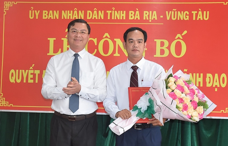 Ông Nguyễn Công Vinh, Phó Chủ tịch UBND tỉnh trao quyết định cho ông Đỗ Minh Tuấn Ông Nguyễn Công Vinh, Phó Chủ tịch UBND tỉnh trao quyết định cho ông Đỗ Minh Tuấn