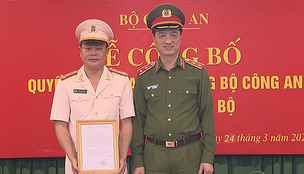 Thứ trưởng Nguyễn Duy Ngọc trao quyết định bổ nhiệm cho Thượng tá Vũ Văn Tấn (Ảnh: CAND) Thứ trưởng Nguyễn Duy Ngọc trao quyết định bổ nhiệm cho Thượng tá Vũ Văn Tấn (Ảnh: CAND)