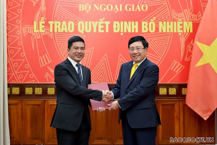 Phó Thủ tướng, Bộ trưởng Phạm Bình Minh trao quyết định cho ông Hoàng Thùy Dương Phó Thủ tướng, Bộ trưởng Phạm Bình Minh trao quyết định cho ông Hoàng Thùy Dương