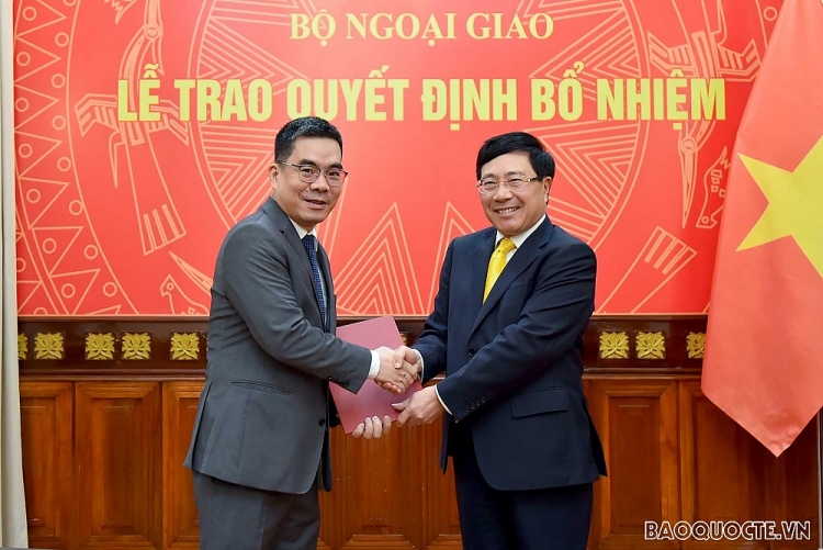 Ông Đỗ Hoàng Minh (trái) nhận quyết định Ông Đỗ Hoàng Minh (trái) nhận quyết định