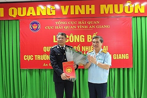 Phó Tổng cục trưởng Nguyễn Dương Thái trao quyết định cho ông Trần Quốc Hoàn (Ảnh: Thời báo tài chính Việt Nam) Phó Tổng cục trưởng Nguyễn Dương Thái trao quyết định cho ông Trần Quốc Hoàn (Ảnh: Thời báo tài chính Việt Nam)