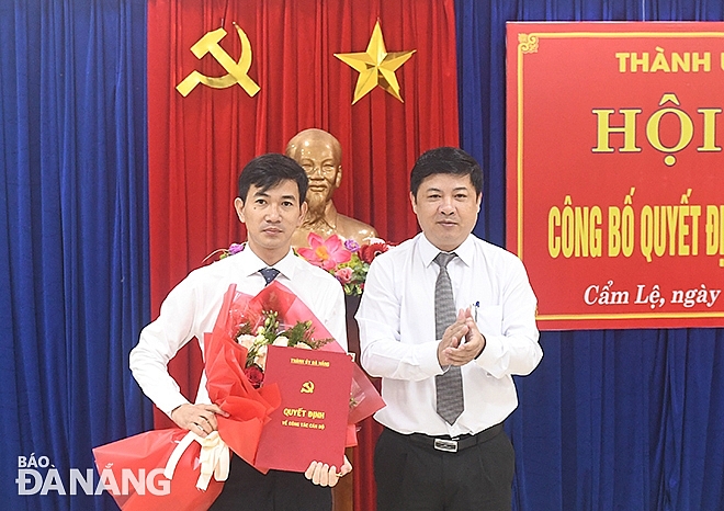 Ông Nguyễn Xuân Tiến (phải) nhận quyết định điều động, bổ nhiệm Ông Nguyễn Xuân Tiến (phải) nhận quyết định điều động, bổ nhiệm