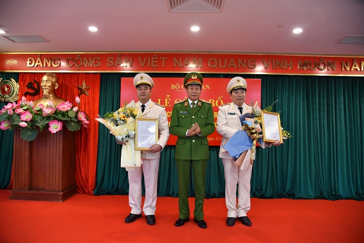 Thượng tướng Lê Quý Vương trao quyết định và chúc mừng Thiếu tướng Tô Văn Huệ, Đại tá Phạm Công Nguyên (Ảnh: VGP) Thượng tướng Lê Quý Vương trao quyết định và chúc mừng Thiếu tướng Tô Văn Huệ, Đại tá Phạm Công Nguyên (Ảnh: VGP)