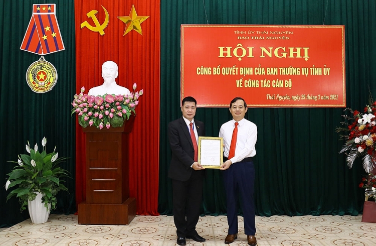 Ông Chu Thế Hà nhận quyết định bổ nhiệm (Ảnh: Báo Thái Nguyên) Ông Chu Thế Hà nhận quyết định bổ nhiệm (Ảnh: Báo Thái Nguyên)