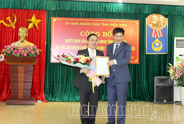 Chủ tịch UBND tỉnh Lê Thành Đô trao quyết định cho ông Trần Thanh Kiên Chủ tịch UBND tỉnh Lê Thành Đô trao quyết định cho ông Trần Thanh Kiên