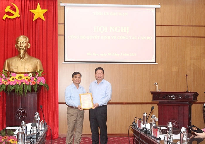 Ông Lèng Văn Chiến nhận quyết định (Ảnh: Báo Bắc Kạn) Ông Lèng Văn Chiến nhận quyết định (Ảnh: Báo Bắc Kạn)