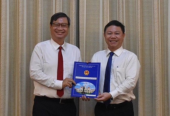 Phó Chủ tịch UBND TP.HCM Dương Anh Đức trao quyết định cho ông Vương Đức Hoàng Quân (Ảnh: SGGP) Phó Chủ tịch UBND TP.HCM Dương Anh Đức trao quyết định cho ông Vương Đức Hoàng Quân (Ảnh: SGGP)