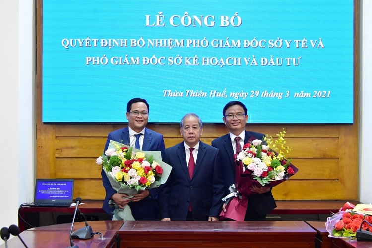Ông Phan Quốc Sơn (trái) và Hoàng Trọng Quý (phải) nhận quyết định bổ nhiệm (Ảnh: Báo Thừa Thiên - Huế) Ông Phan Quốc Sơn (trái) và Hoàng Trọng Quý (phải) nhận quyết định bổ nhiệm (Ảnh: Báo Thừa Thiên - Huế)