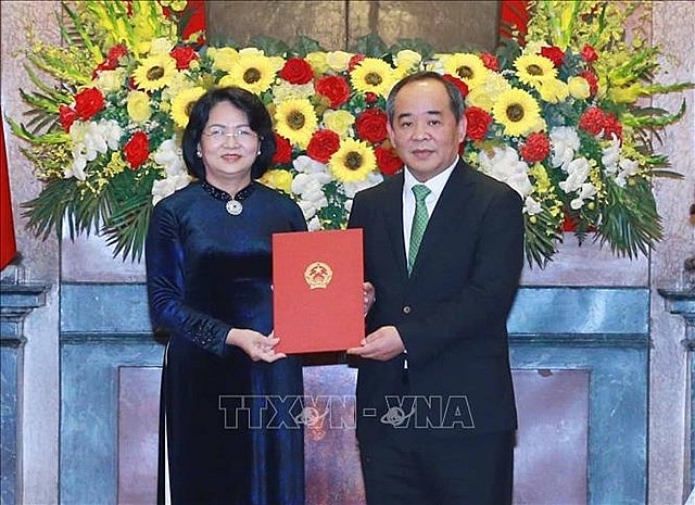 Phó Chủ tịch nước Đặng Thị Ngọc Thịnh trao quyết định cho ông Lê Khánh Hải (Ảnh: VGP) Phó Chủ tịch nước Đặng Thị Ngọc Thịnh trao quyết định cho ông Lê Khánh Hải (Ảnh: VGP)