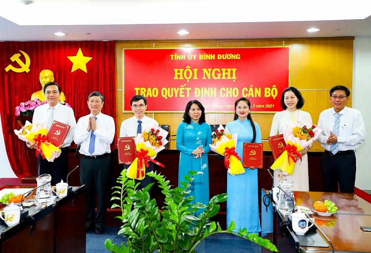 Lãnh đạo tỉnh trao quyết định điều động, bổ nhiệm, bổ nhiệm lại cán bộ (Ảnh: Báo Bình Dương)