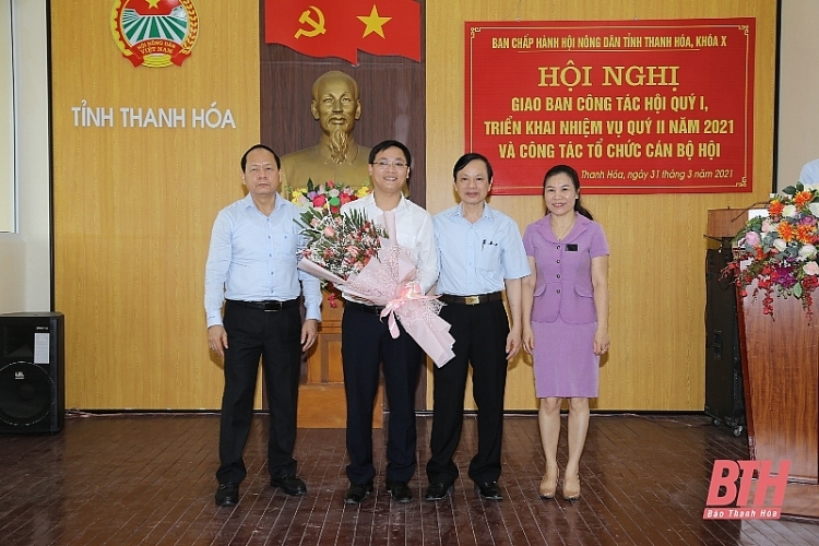 Thường trực Hội Nông dân tỉnh tặng hoa chúc mừng ông Hoàng Văn Thanh Thường trực Hội Nông dân tỉnh tặng hoa chúc mừng ông Hoàng Văn Thanh