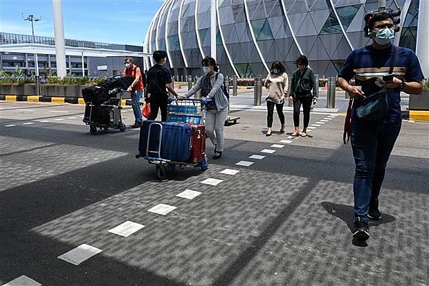 Hành khách tại sân bay quốc tế Changi của Singapore. (Ảnh: AFP/ TTXVN) Hành khách tại sân bay quốc tế Changi của Singapore. (Ảnh: AFP/ TTXVN)